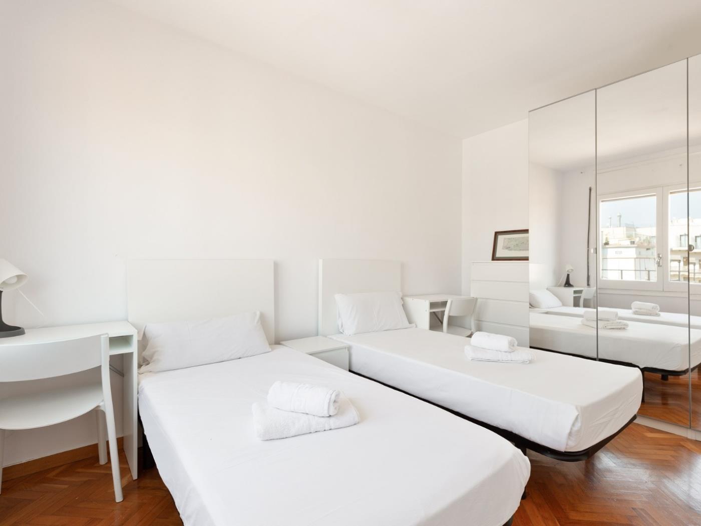Apartment for 4 People on Calle Sepulveda - My Space Barcelona Apartments