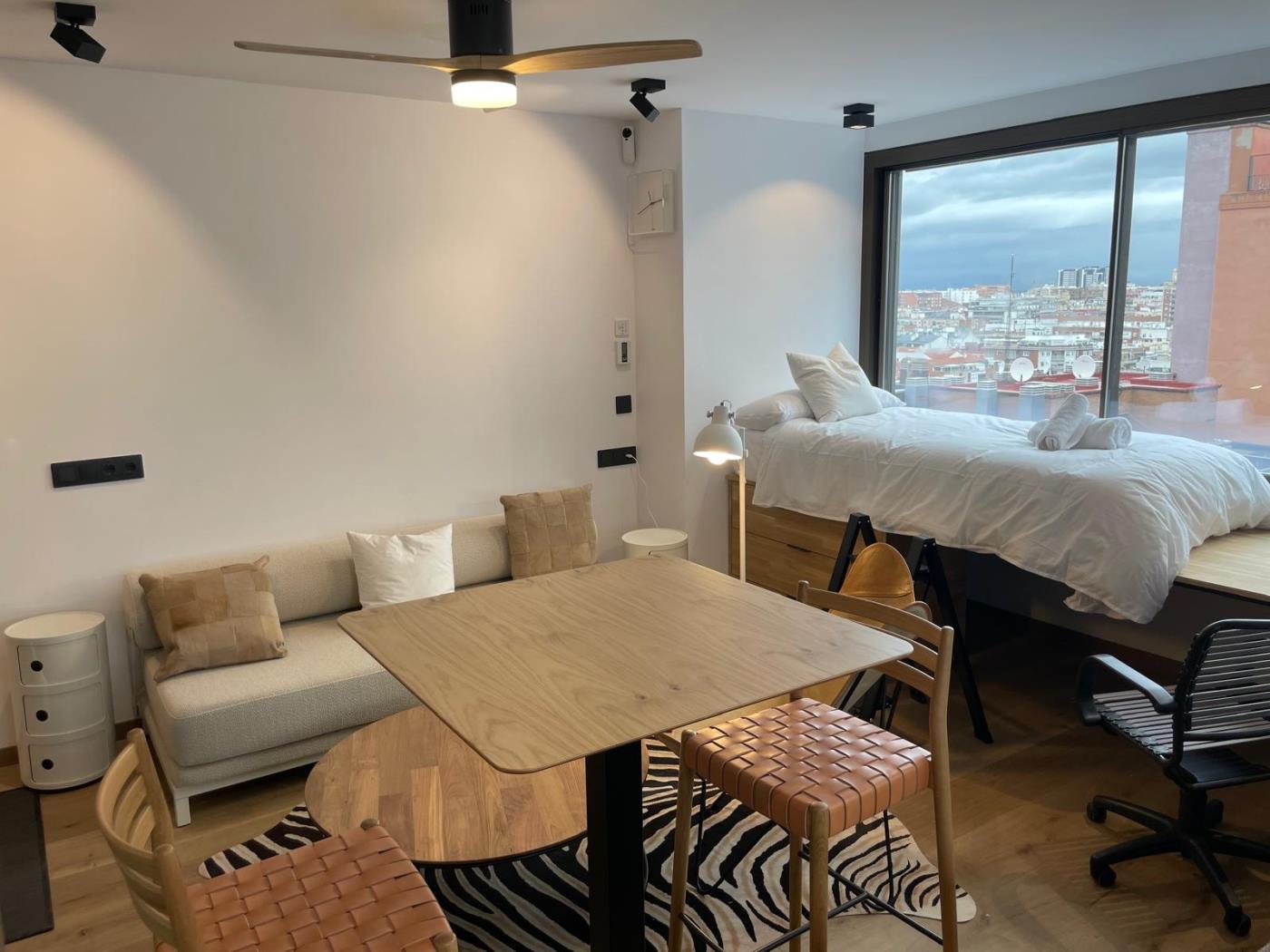 Modern Loft with Rooftop Pool & City Views - My Space Madrid Apartments