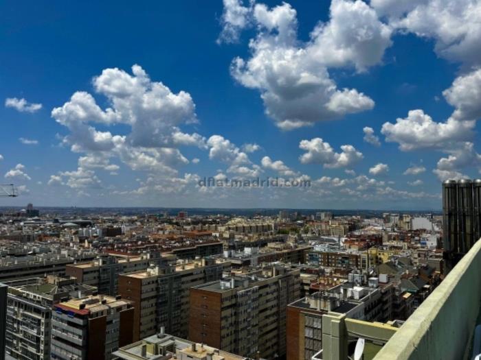 Modern Studio Loft with City Views, Rooftop Pool & Smart TV - My Space Madrid Apartments